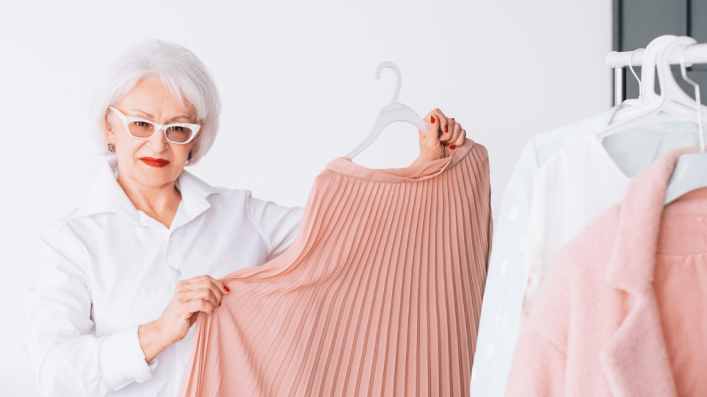 5 tenues à éviter après 50 ans pour garder une allure élégante et moderne 5 tenues à éviter après 50 ans
